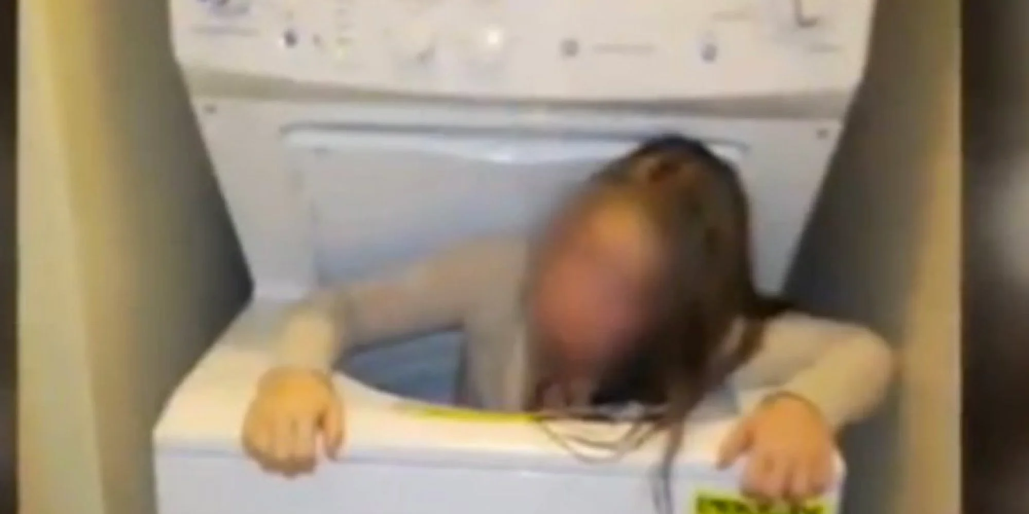 Woman stuck. Застряла в стиральной машинке. Девушка в стиральной машинке. Сестра застряла в стиральной машине.
